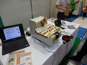 食事支援ロボットには、社福施設関係者の方から厳しい注文がたくさん出ています。 でも担当者の方は嬉々としてその注文をメモしていました。