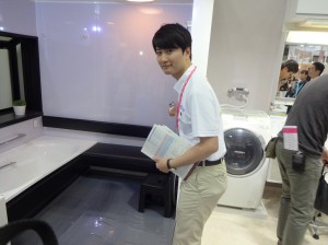 TOTO株式会社のブースで製品の説明をされていた、卒業生の五十嵐さん