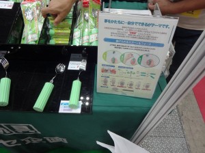 自在曲がるスプーンとフォーク 自分の食べやすい角度に調整して使えるスプーンです