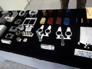 CDATA[10月30日から11月1日まで東京ビッグサイトで、「中小企業総合展」と「産業交流展2013」が開催されていました。
医療福祉分野のビジネスの情報収集やら、学生の就活上参考になりそうな企業情報の収集といった目的で会場を見学。
日本の経済を支えているのは中小企業の力だなということが実感できます。
金型製造技術や切削・研磨・加工技術を駆使した製品は眺めているとホントにきれいな仕上がりだなあと感心します。
この技術が、自動車や家電や通信機器や環境機器など日本の製品のあらゆるところに使われているという訳ですね。
- 自動車のエンブレムや携帯電話の部品にも使われている技術
![通常こういう製品は写真を撮らせてもらえないんですが、この会社は気前よく撮影OKを出してくれました。