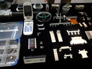 自動車のエンブレムや携帯電話の部品にも使われている技術
