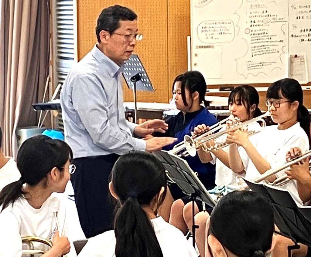 吹奏楽部女子中学生 楫野先生 中学生を熱く指導！ - 日本福祉大学付属高校ブログ